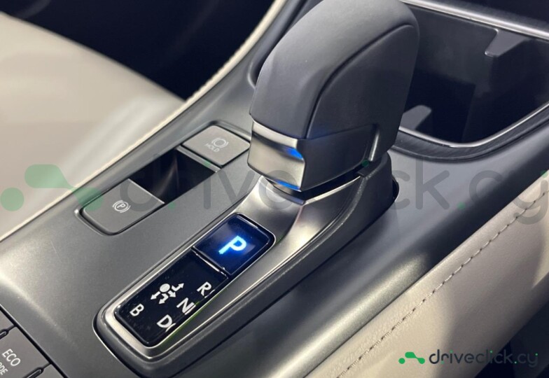Lexus LBX Белый
