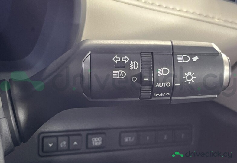 Lexus LBX Белый