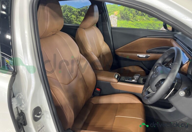 Lexus LBX Белый