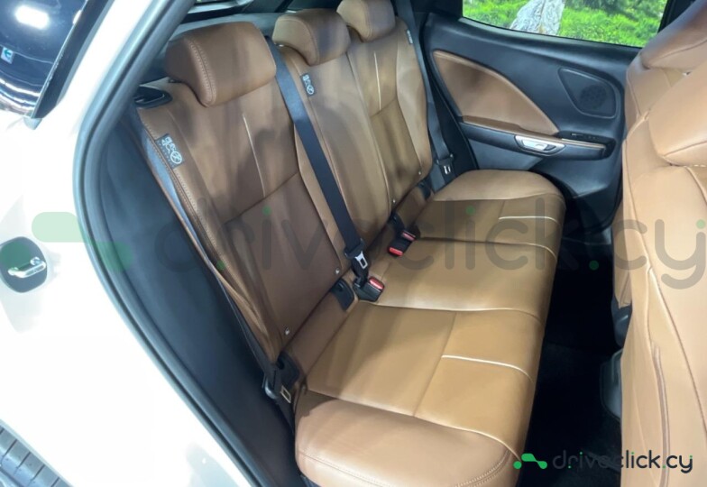 Lexus LBX Белый
