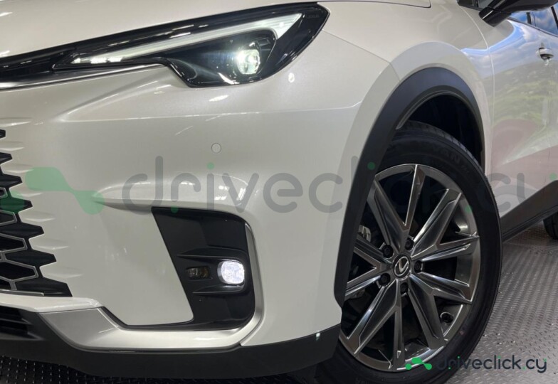 Lexus LBX Белый