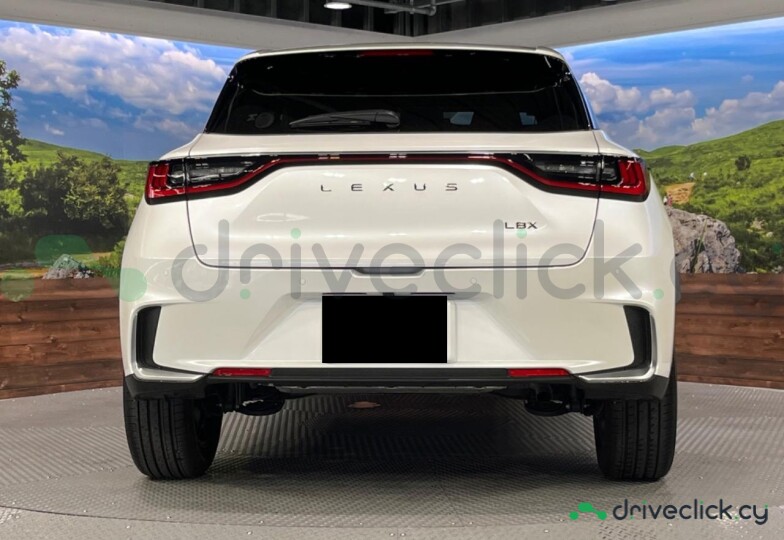 Lexus LBX Белый