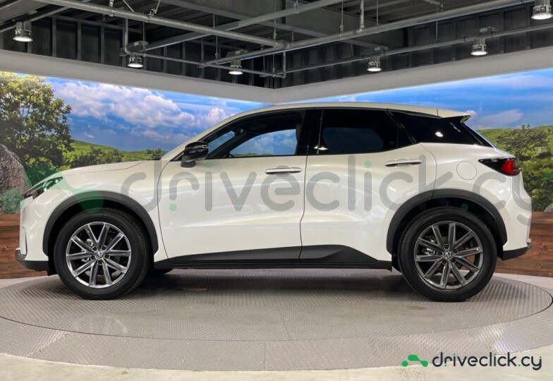 Lexus LBX Белый