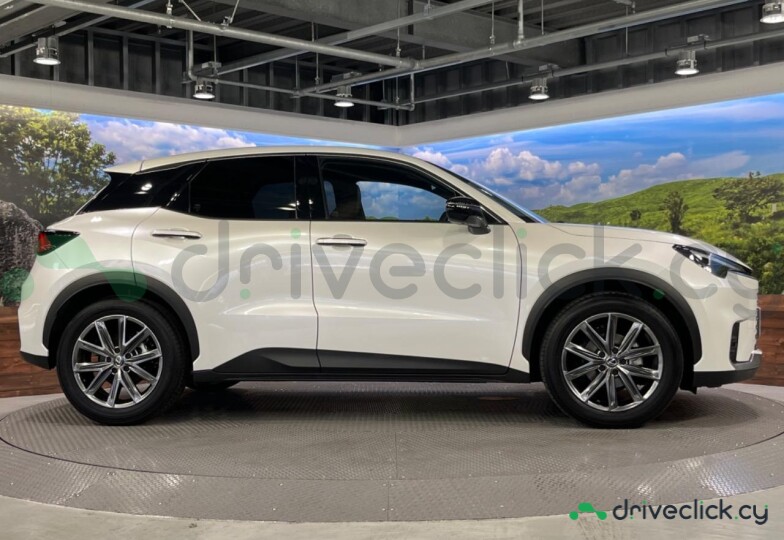 Lexus LBX Белый