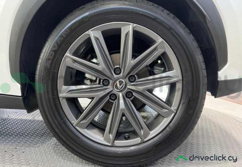 Lexus LBX Белый