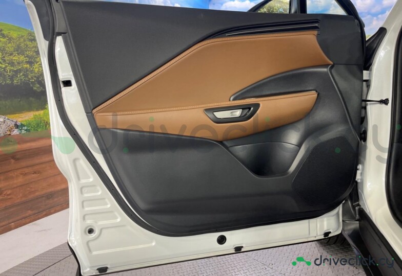 Lexus LBX Белый