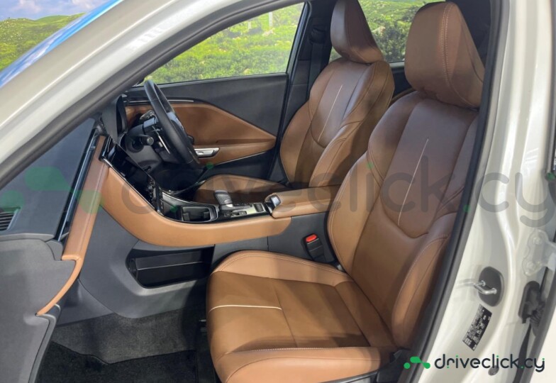Lexus LBX Белый
