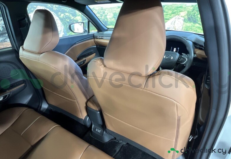 Lexus LBX Белый