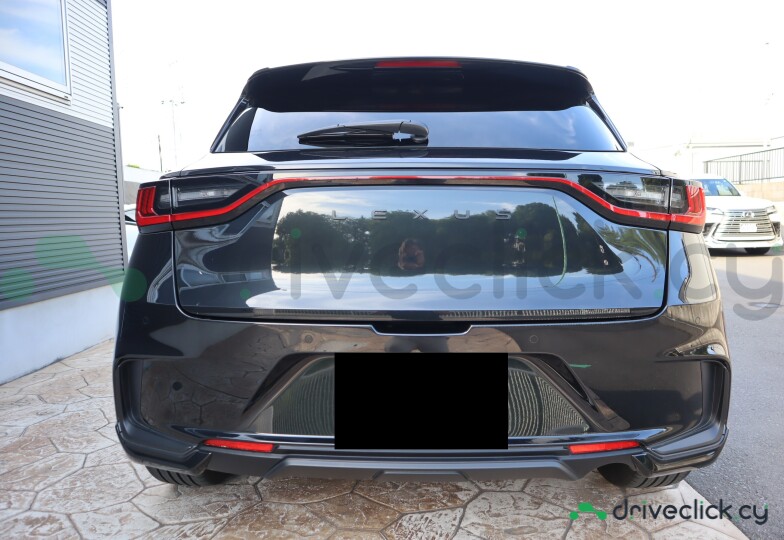 Lexus LBX Черный