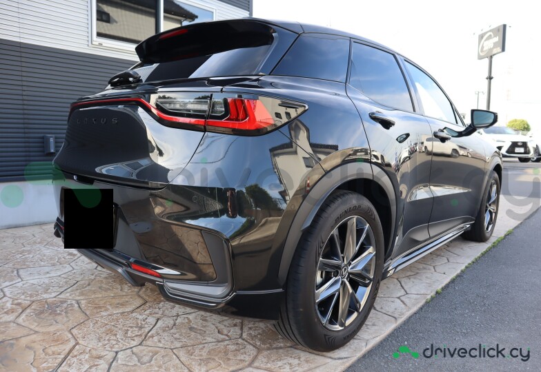 Lexus LBX Черный