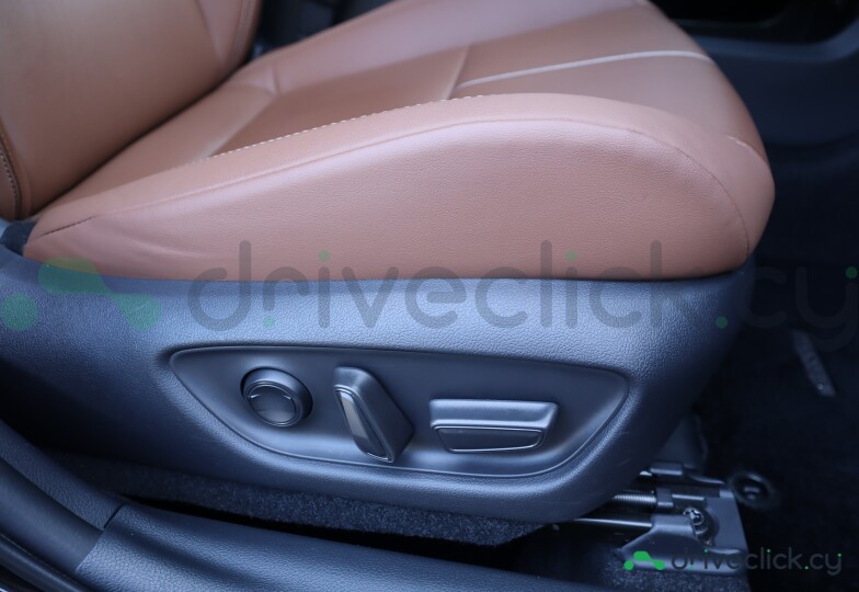 Lexus LBX Черный