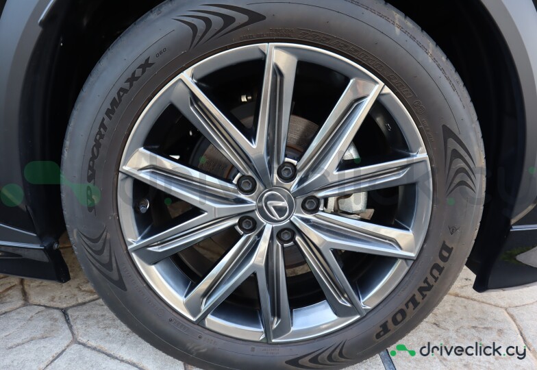 Lexus LBX Черный