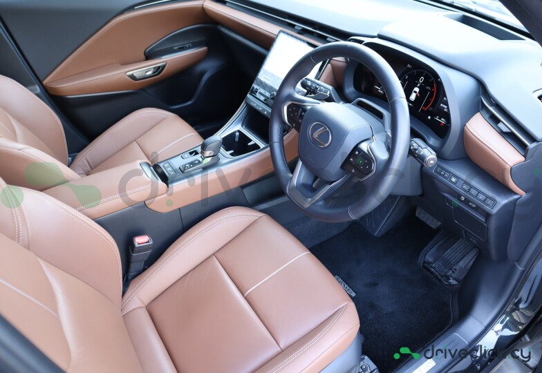 Lexus LBX Черный