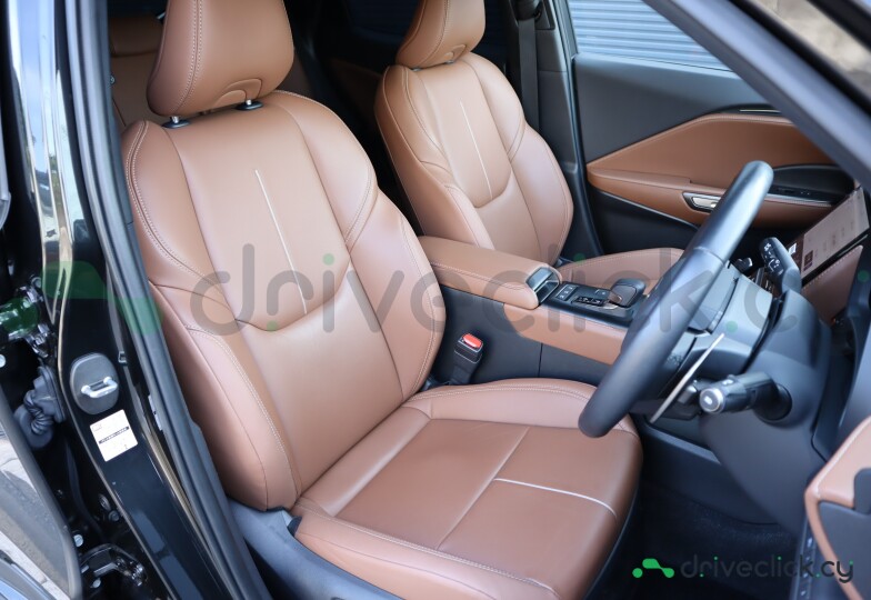 Lexus LBX Черный