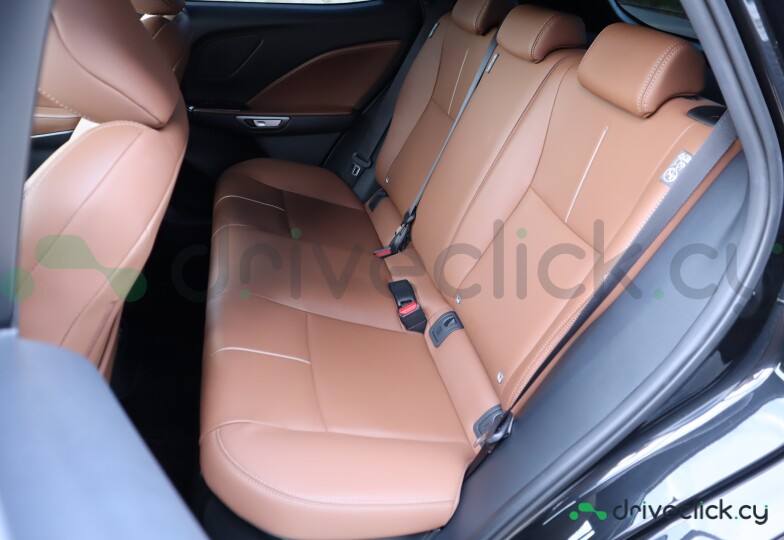 Lexus LBX Черный