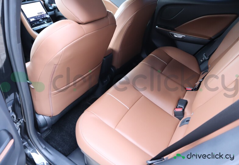 Lexus LBX Черный