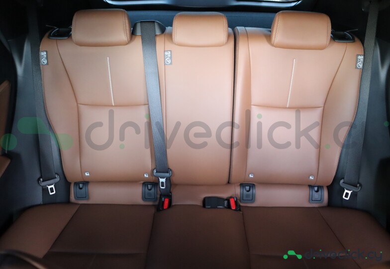 Lexus LBX Черный