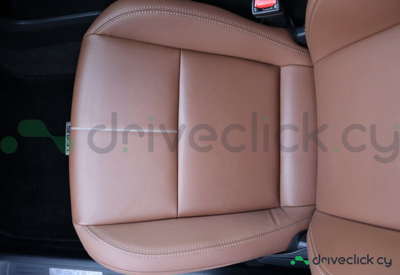 Lexus LBX Черный