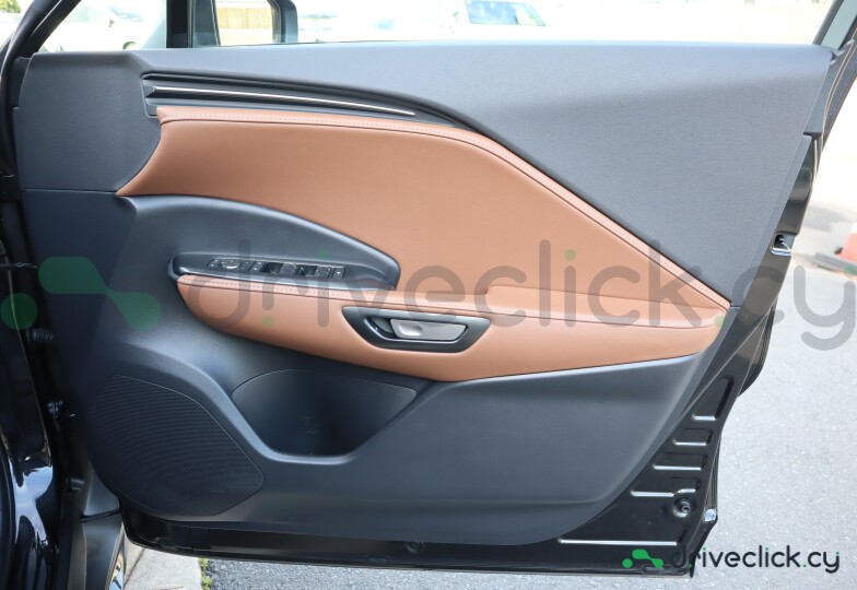 Lexus LBX Черный