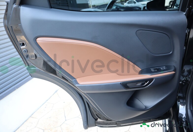 Lexus LBX Черный