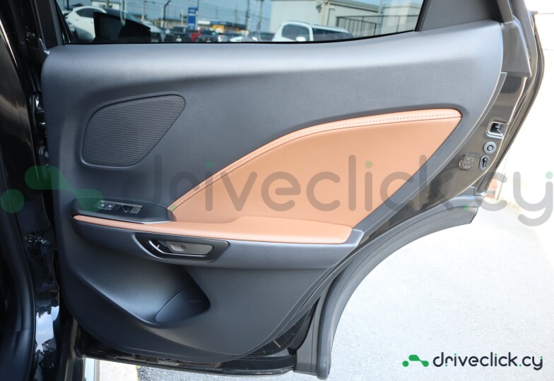 Lexus LBX Черный