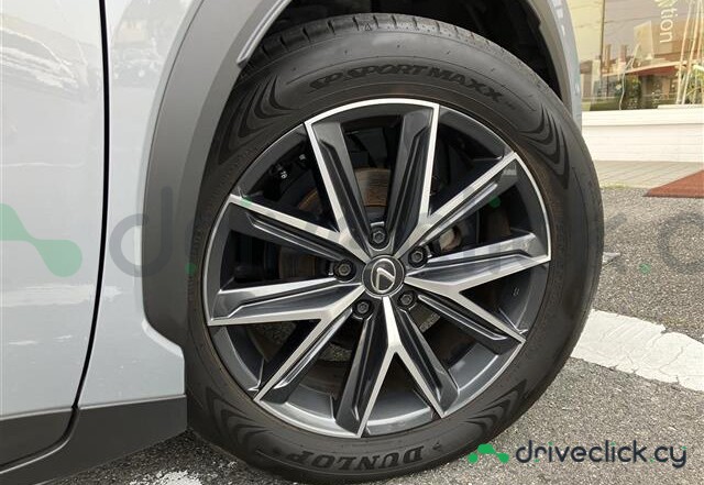 Lexus LBX Серый