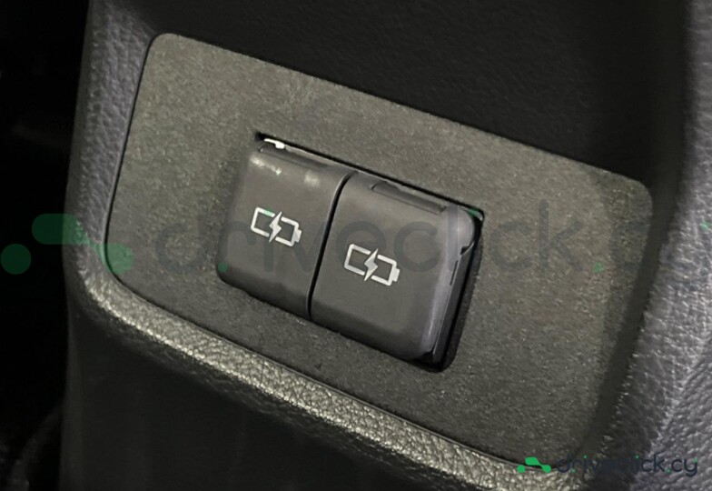 Lexus LBX Белый