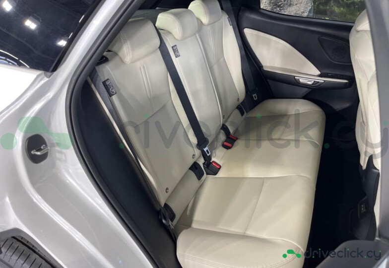 Lexus LBX Белый