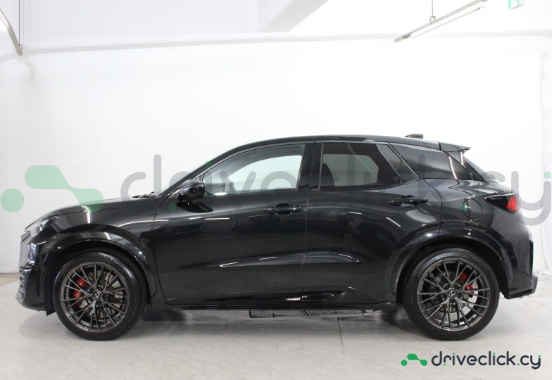 Lexus LBX Черный