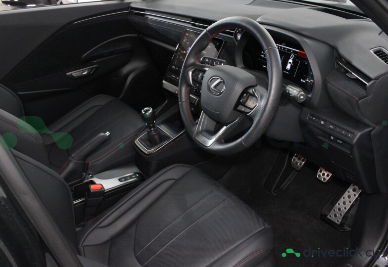 Lexus LBX Черный
