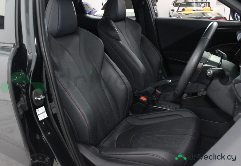 Lexus LBX Черный