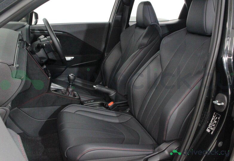 Lexus LBX Черный