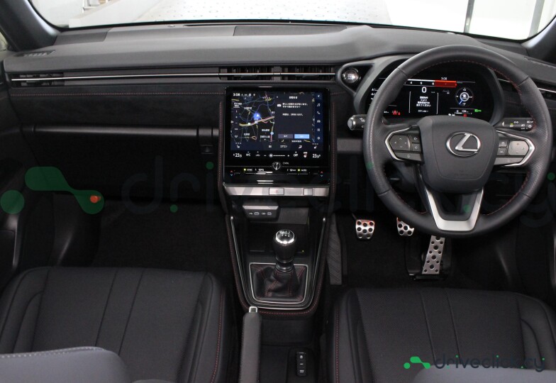 Lexus LBX Черный