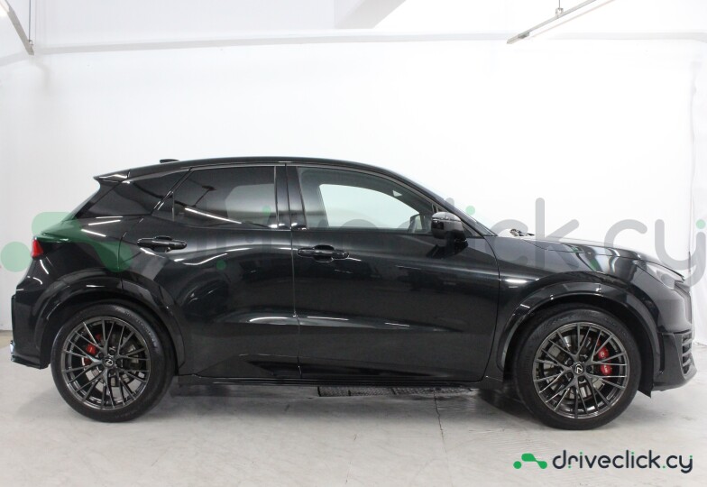 Lexus LBX Черный