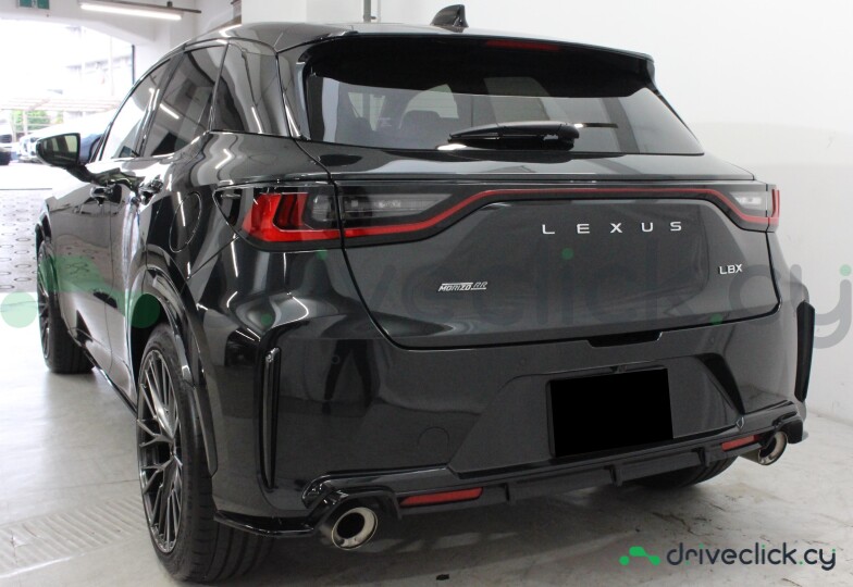 Lexus LBX Черный