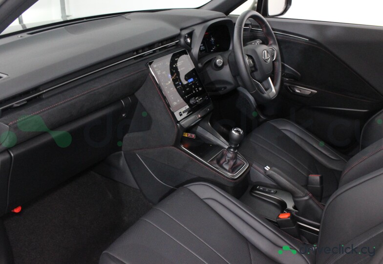 Lexus LBX Черный