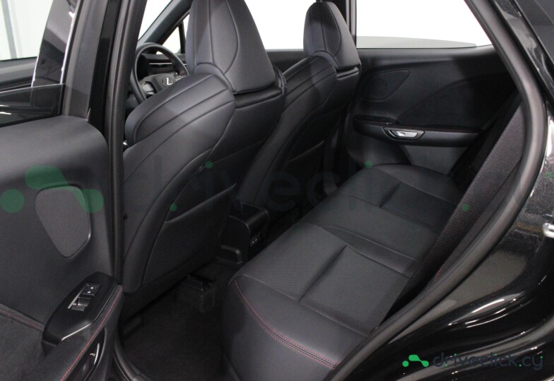 Lexus LBX Черный