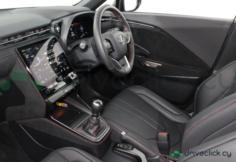 Lexus LBX Черный