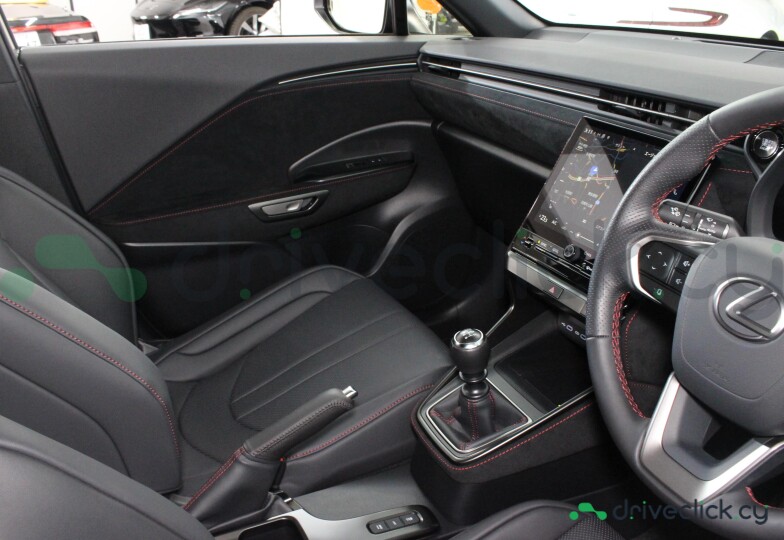 Lexus LBX Черный