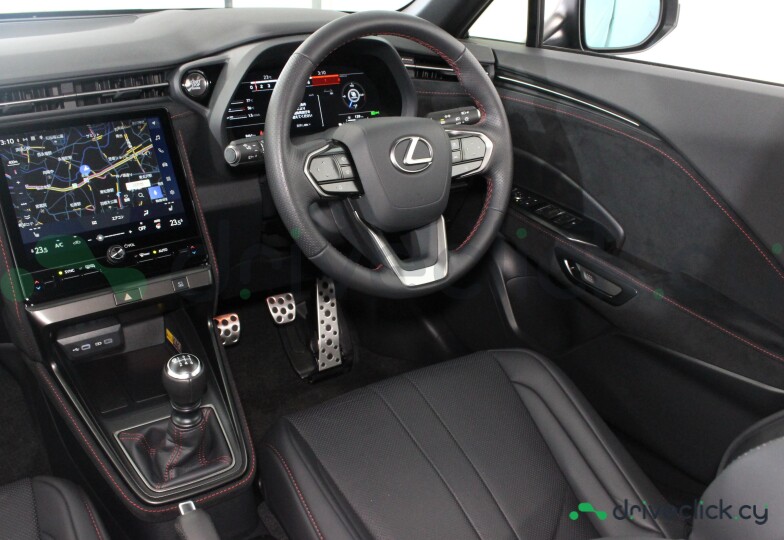 Lexus LBX Черный