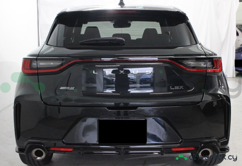 Lexus LBX Черный