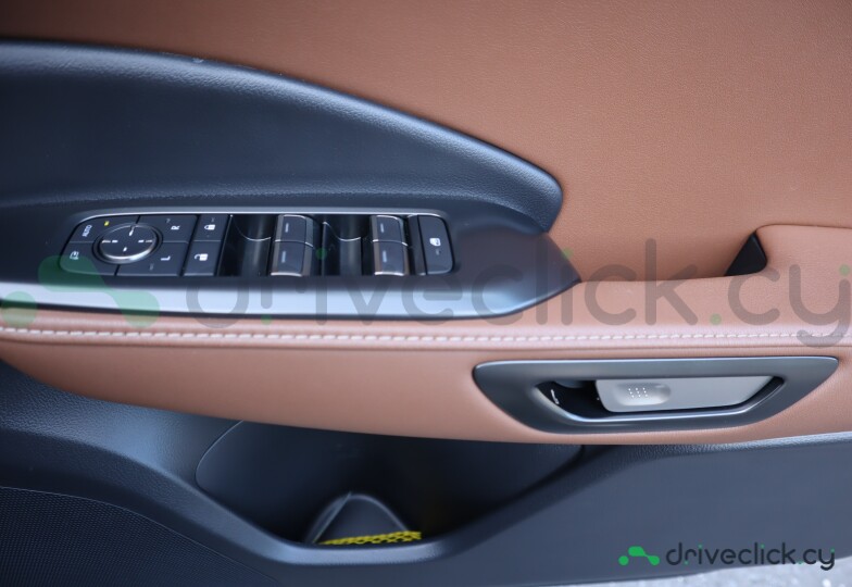 Lexus LBX Черный