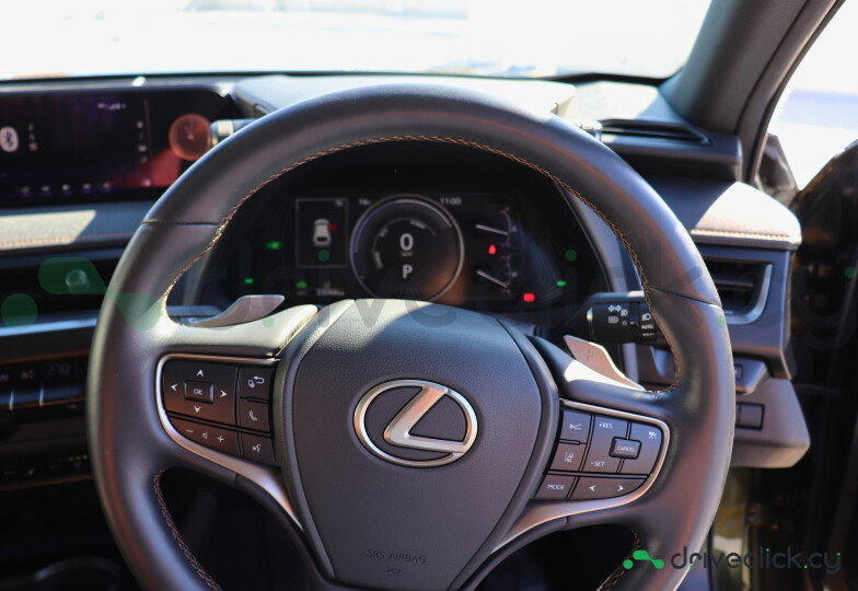 Lexus UX Green