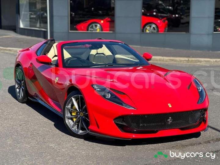 Ferrari 812 Красный