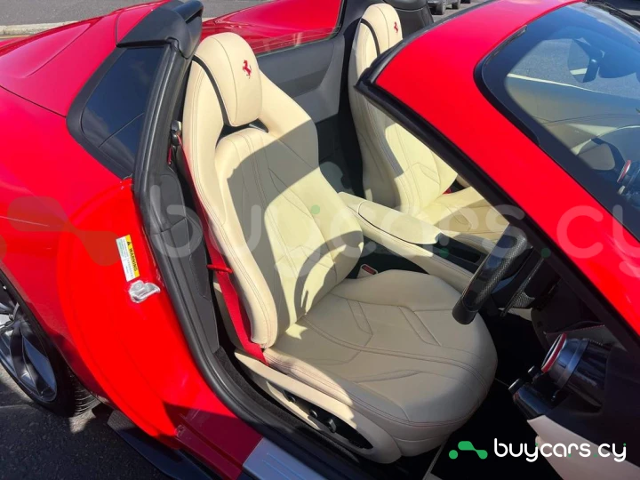 Ferrari 812 Красный