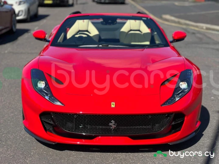 Ferrari 812 Красный