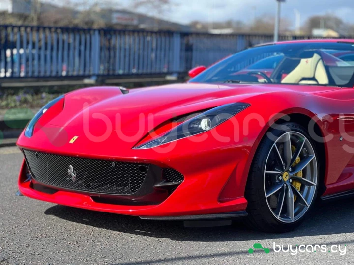 Ferrari 812 Красный