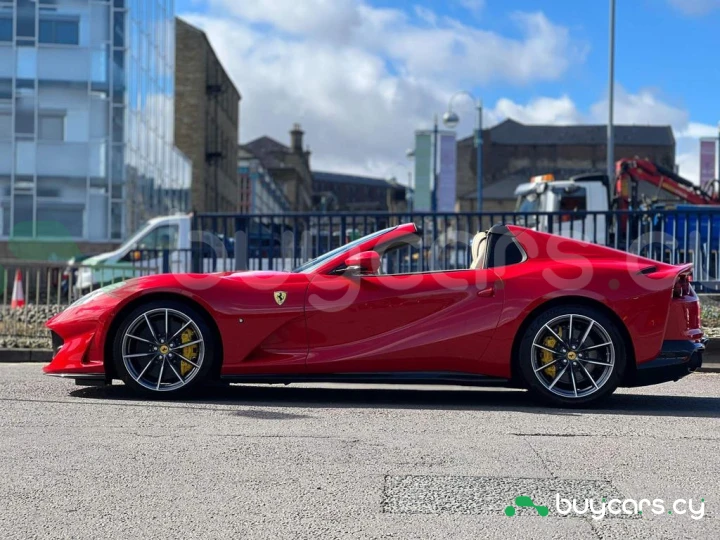 Ferrari 812 Красный