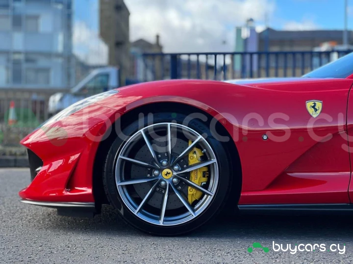 Ferrari 812 Красный