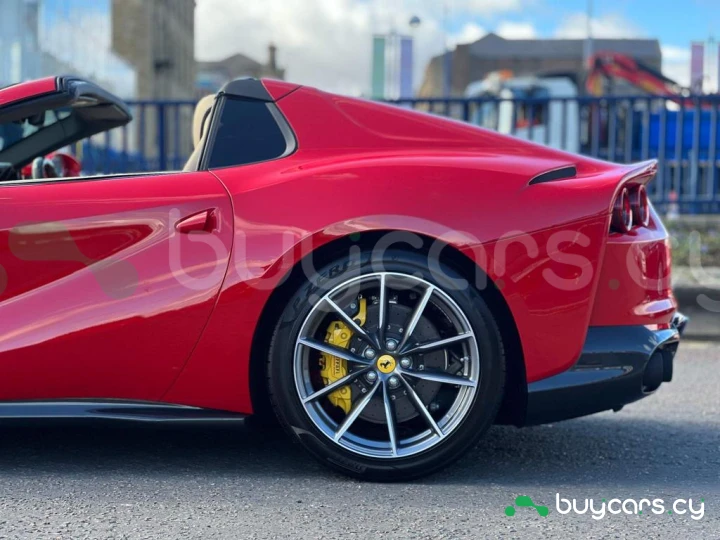 Ferrari 812 Красный